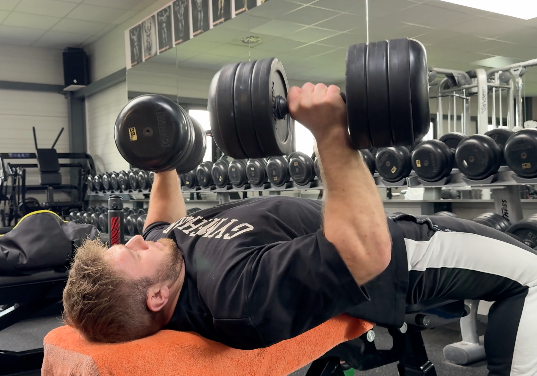 Entrainement haltères développé couché