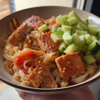 Nouilles de riz au saumon et ses légumes croquants au sésame