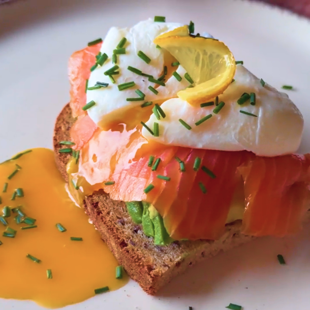 Petit déjeuner tartine de saumon, avocat et oeuf poché
